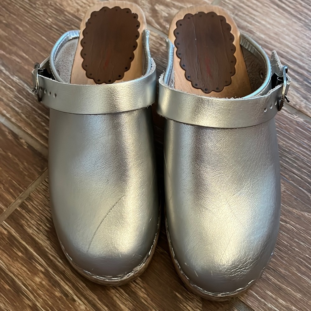 Silver Hanna Andersson Clogs!